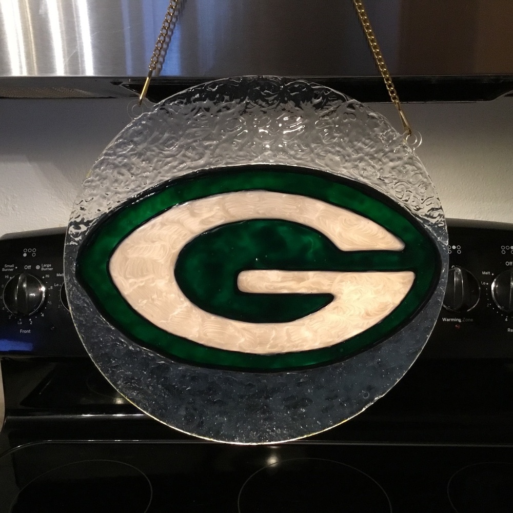NEW GREEN BAY PACKERS HAND- PAINTED STAINED GLASS ON 10 X 10 ROUND ACRYLIC.